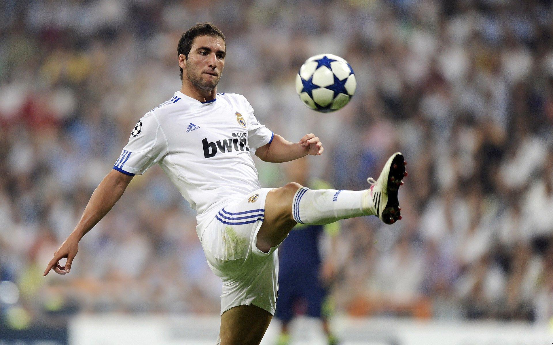 索博斯洛伊谈萨拉赫风波，友谊归友谊，续约是俱乐部与球员的博弈